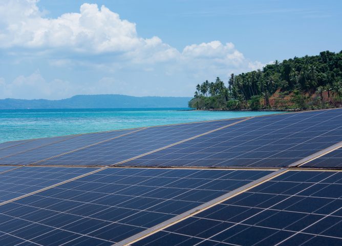 Power,Plant,Using,Renewable,Solar,Energy,With,Sea,And,Cloudy